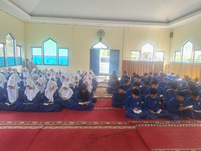 Tingkatkan Keimanan dan Ketakwaan, MTsN 4 Kerinci Gelar Yasinan Rutin Setiap Pagi Jumat