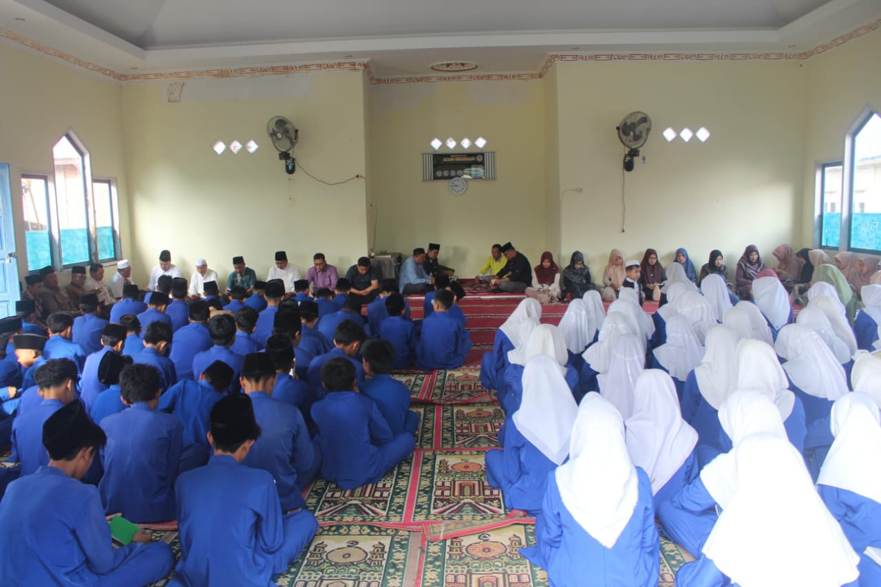 Awal tahun 2025 MTsN 4 Kerinci Kembali melakukan kegiatan rutin Yasinan Bersama setiap Pagi Jumat