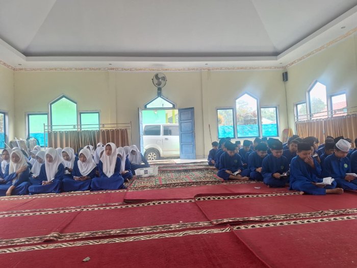 Memperkuat Iman dan Kebersamaan, MTsN 4 Kerinci Gelar Yasinan Rutin Setiap Pagi Jumat