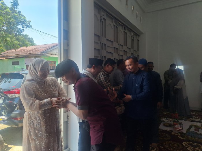 Sesi Salam-Salaman dan Foto Bersama Warnai penutupan Halal Bihalal MTsN 4 Kerinci