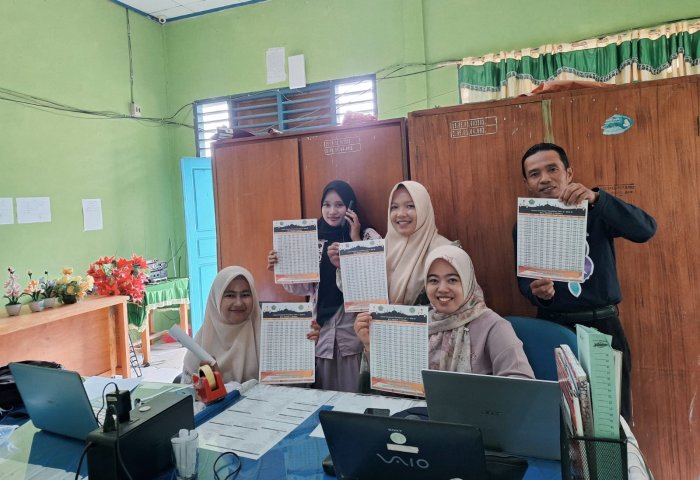 Dukung Syiar Ramadhan, Staf TU MTsN 4 Kerinci Kebut Produksi Jadwal Imsakiyah 1447 H
