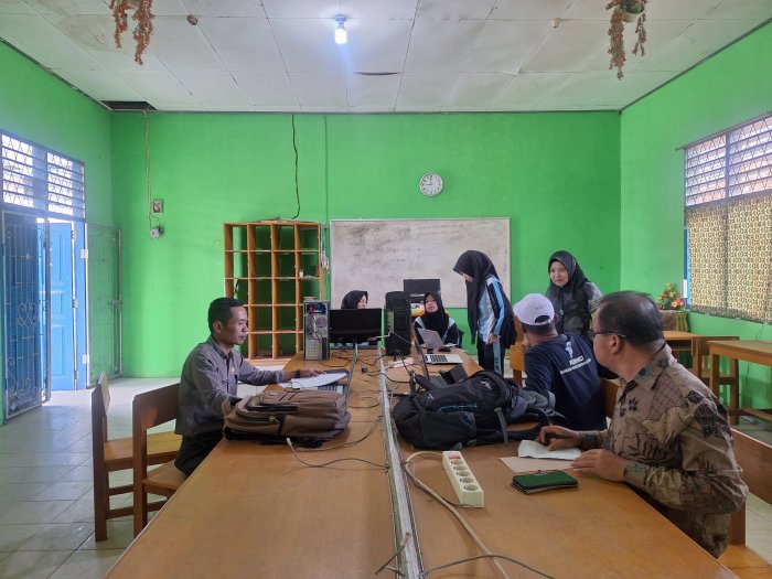 Matangkan Persiapan TKA, Waka Madrasah Pantau Langsung Kesiapan Perangkat di MTsN 4 Kerinci