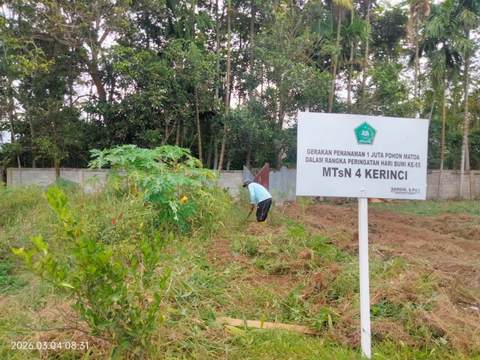 Pasca Libur Lebaran, Petugas Pramubakti MTsN 4 Kerinci Sigap Bersihkan Lingkungan Madrasah