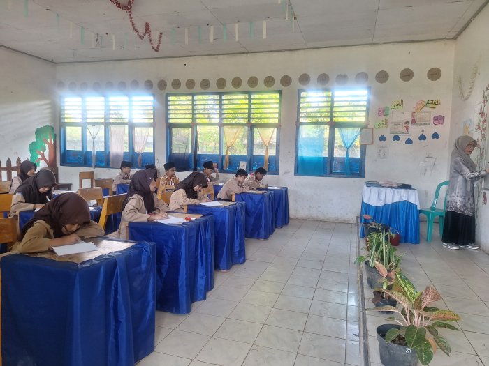 Hari Ke-4, Siswa MTsN 4 Kerinci Jalani UTS Semester Genap dengan Khidmat dan Lancar