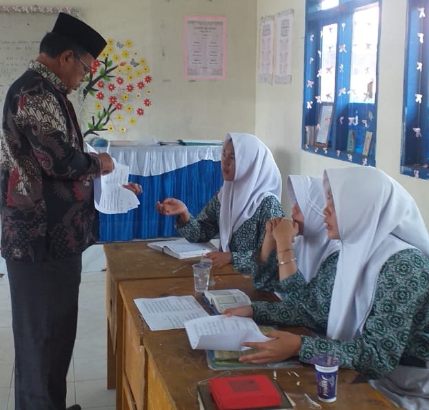 Pembiasaan Keagamaan, Siswa Kelas IX A belajar Teks Wirid Setelah Shalat