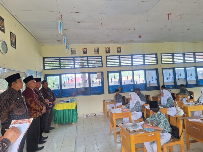 Tim Pengawas Madrasah dari Kemenag Kerinci Lakukan Kunjungan Kelas di MTsN 4 Kerinci