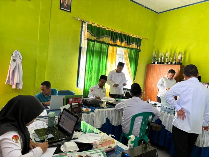 Jelang PKKM, Staf TU MTsN 4 Kerinci Intensifkan Persiapan Berkas
