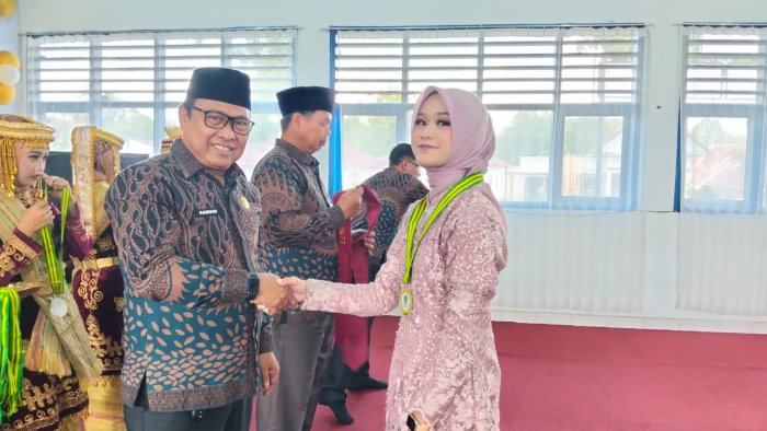 Momen Sakral, Kepala MTsN 4 Kerinci Didampingi Kaur TU Kalungkan Medali dan Selempang Kelulusan Siswa Kelas IX Momen Sakral, Kepala MTsN 4 Kerinci Didampingi Kaur TU Kalungkan Medali dan Selempang Kelulusan Siswa Kelas IX