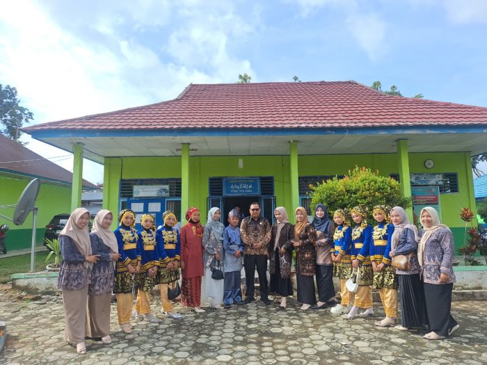 Kepala MTsN 4 Kerinci Lepas Tim Seni ke Expo MAN 3 Kepala MTsN 4 Kerinci Lepas Tim Seni ke Expo MAN 3