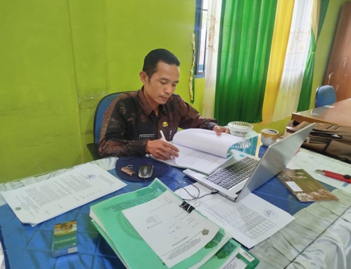 Akselerasi Administrasi, Wakamad Kurikulum MTsN 4 Kerinci Tuntaskan Verifikasi SKP Triwulan I