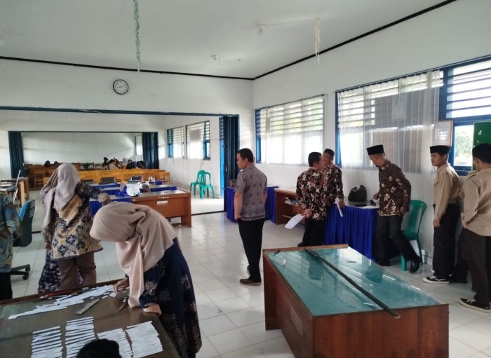 H-2 Menuju Acara, Panitia dan Siswa-Siswi MTsN 4 Kerinci Bahu-Membahu Gelar Gotong Royong Akbar