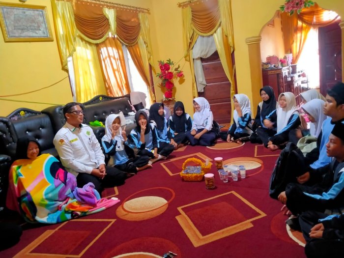 Tumbuhkan Rasa Empati, Siswa Kelas VII B MTsN 4 Kerinci Jenguk Teman Sejawat di Koto Salak