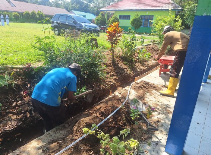 Wujudkan Lingkungan Nyaman, MTsN 4 Kerinci Intensifkan Pembenahan Drainase di Depan Ruang Majelis Guru Wujudkan Lingkungan Nyaman, MTsN 4 Kerinci Intensifkan Pembenahan Drainase di Depan Ruang Majelis Guru