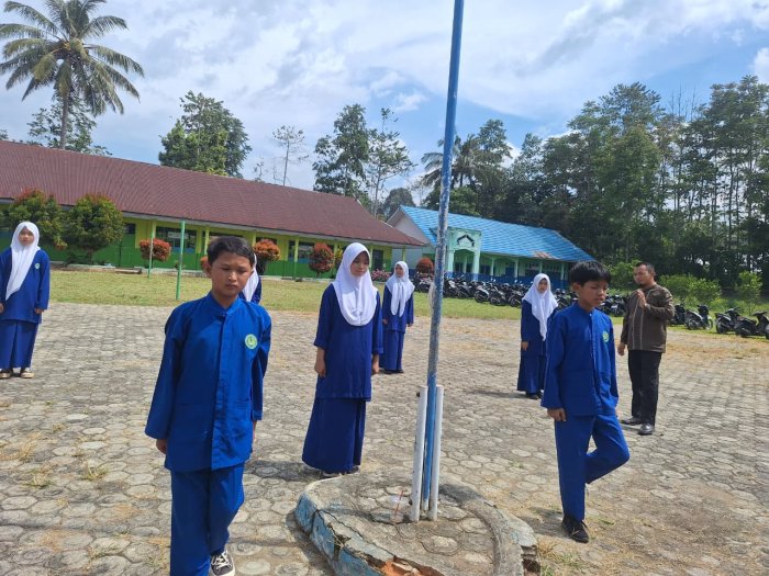 Persiapkan Performa Terbaik, Siswa Kelas IX MTsN 4 Kerinci Intensifkan Latihan Upacara Bendera Persiapkan Performa Terbaik, Siswa Kelas IX MTsN 4 Kerinci Intensifkan Latihan Upacara Bendera