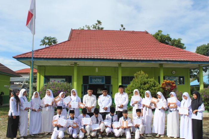 MTsN 4 Kerinci Apresiasi Peserta Aktif Ekstrakurikuler Drumband dan Barisan Indah MTsN 4 Kerinci Apresiasi Peserta Aktif Ekstrakurikuler Drumband dan Barisan Indah