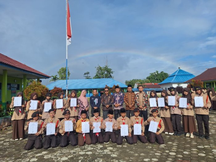 Apresiasi Kedisiplinan Siswa, Kepala MTsN 4 Kerinci Serahkan Sertifikat SKU Penggalang Ramu