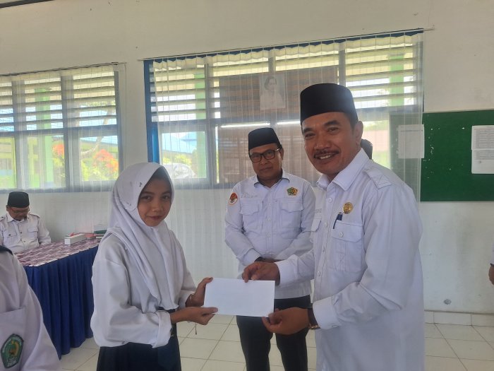 Wujudkan Kepedulian, Kepala Kemenag Kerinci Serahkan Bantuan Zakat BAZNAS kepada Siswa MTsN 4 Kerinci