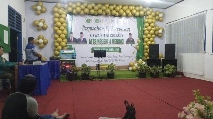 Kawal Kesiapan Hingga Larut, Panitia Masih Standby di Aula MTsN 4 Kerinci Pastikan Semuanya Siap Tempur Kawal Kesiapan Hingga Larut, Panitia Masih Standby di Aula MTsN 4 Kerinci Pastikan Semuanya Siap Tempur