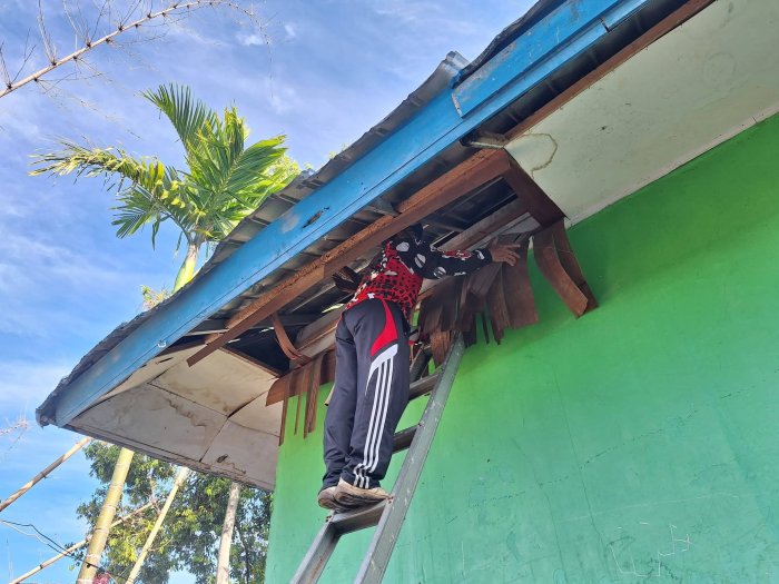 Libur Menyambut Lebaran, Wakamad Sapras dan Pramubakti MTsN 4 Kerinci Tetap Semangat Perbaiki Fasilitas Madrasah