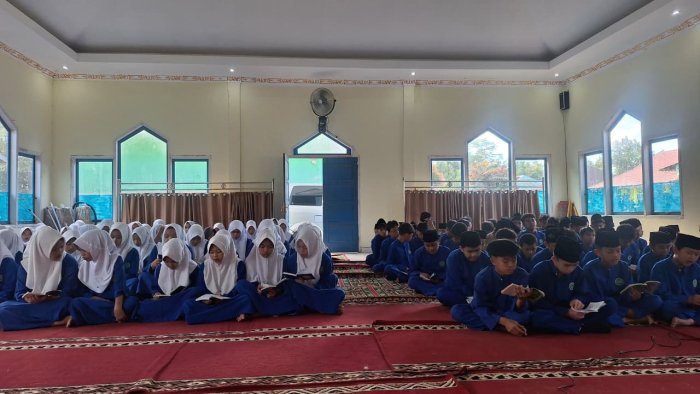 MTsN 4 Kerinci Melaksanakan Kegiatan Rutin Yasinan Bersama Setiap Jumat di Mushalla Madrasah