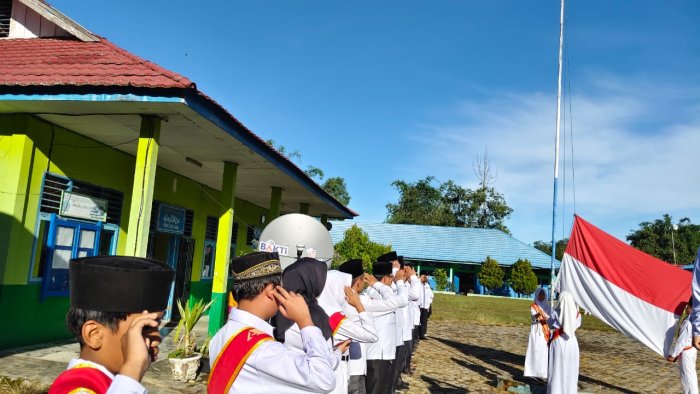 Upacara Bendera MTsN 4 Kerinci, Pembina Tekankan Penguatan Karakter Siswa