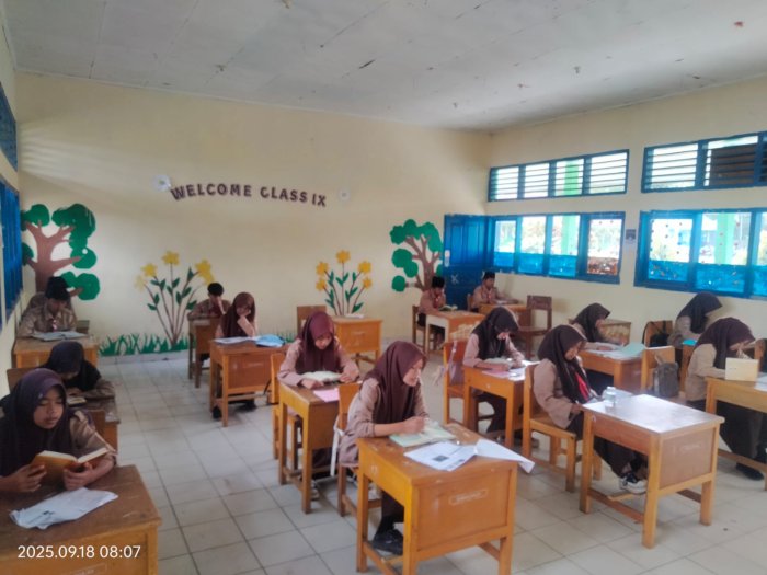 MTsN 4 Kerinci Terapkan Pembiasaan Baca Al-Quran Sebelum KBM Dimulai