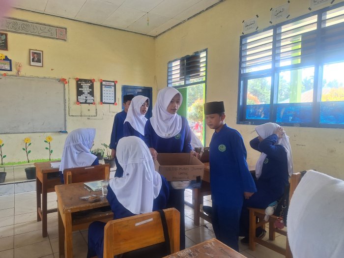 Tanamkan Jiwa Sosial, OSIM MTsN 4 Kerinci Gelar Program Infaq Jumat