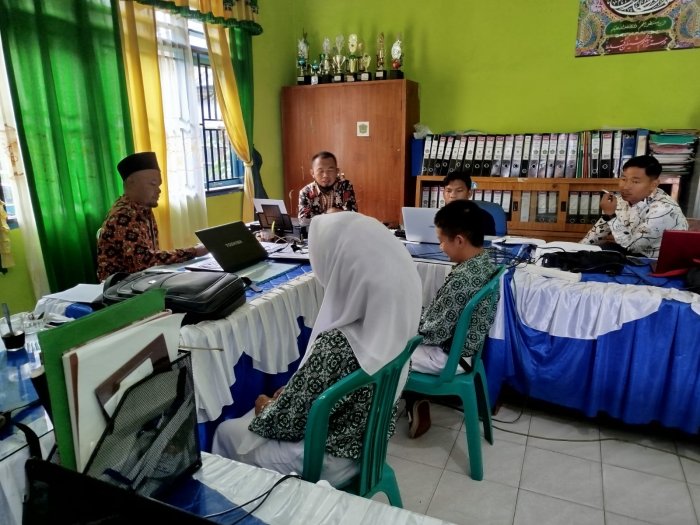 Wakamad Bidang Kesiswaan Bina Siswa Bermasalah di Madrasah Wakamad Bidang Kesiswaan Bina Siswa Bermasalah di Madrasah