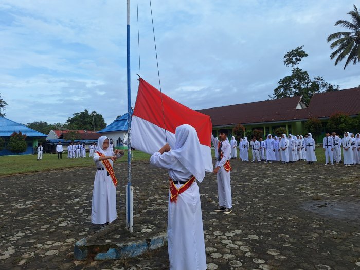Upacara Bendera Pagi Senin di MTsN 4 Kerinci Berjalan Khidmat Upacara Bendera Pagi Senin di MTsN 4 Kerinci Berjalan Khidmat