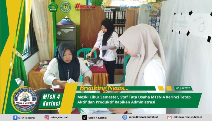 Meski Libur Semester, Staf Tata Usaha MTsN 4 Kerinci Tetap Aktif dan Produktif Rapikan Administrasi