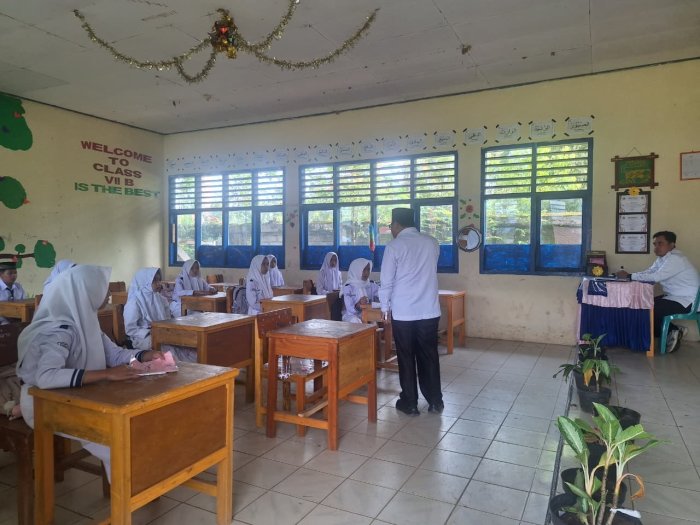 Kepala MTsN 4 Kerinci Laksanakan Supervisi Pembelajaran di Kelas