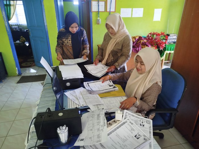 Pastikan Validitas Data, Operator MTsN 4 Kerinci Lakukan Verifikasi Data Siswa Kelas IX di Aplikasi PDUM