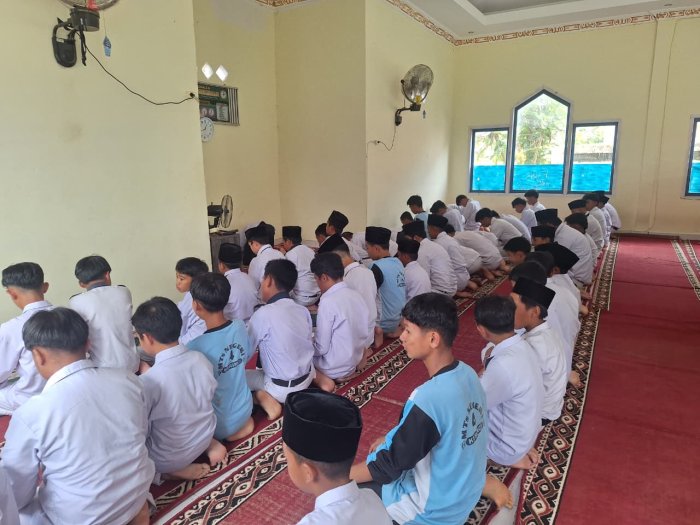 Perkuat Karakter Religius, MTsN 4 Kerinci Konsisten Gelar Salat Zuhur Berjamaah