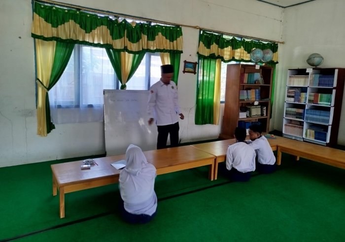 Bapak Jamaluddin, S.PdI Laksanakan Program Bimbingan Khusus Literasi Siswa