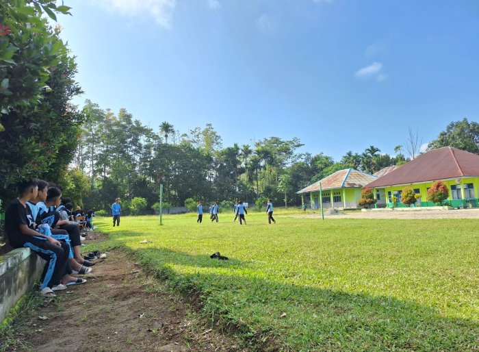 Hari Kedua Classmeeting MTsN 4 Kerinci: Gemuruh Lapangan Hijau Warnai Pertandingan Sepak Bola Antar-Kelas