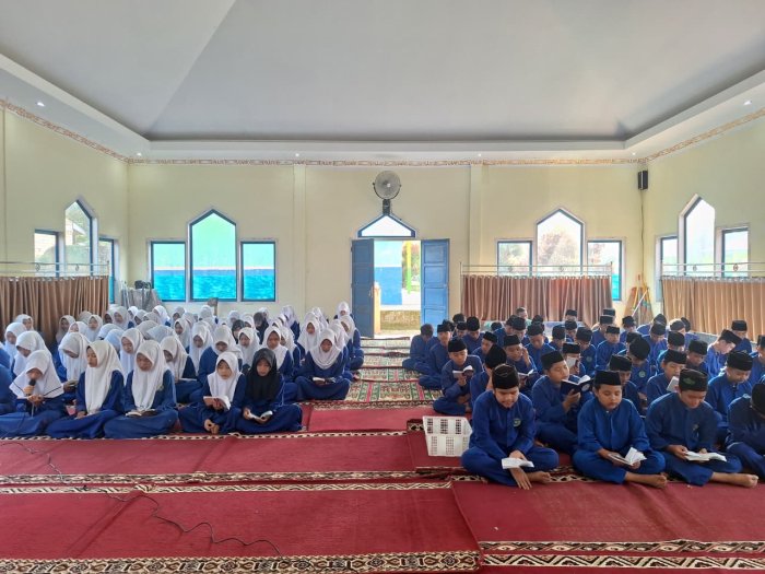 Tingkatkan Spiritual Siswa, MTsN 4 Kerinci Rutin Gelar Yasinan Jumat Pagi