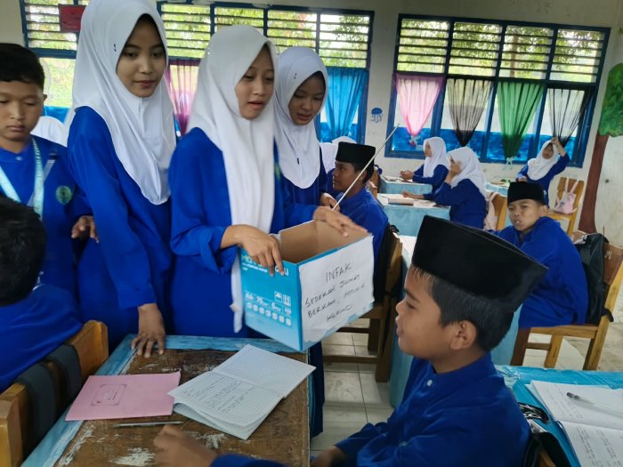 Indahnya Berbagi: Pengurus OSIM MTsN 4 Kerinci Gelar Aksi Infaq dan Shadaqah untuk Mushalla serta Siswa Kurang Mampu