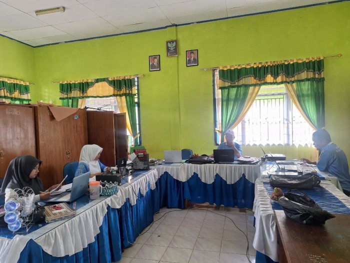 Sinergi Staf TU MTsN 4 Kerinci: Kebut Persiapan Berkas PKKM Tahunan Kepala Madrasah