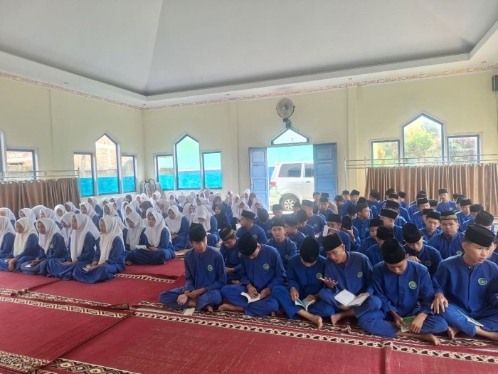 Ciptakan Suasana Religius, MTsN 4 Kerinci Rutin Gelar Yasinan Bersama Setiap Pagi Jumat