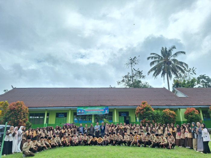 Abadikan Momen Kebersamaan, Keluarga Besar MTsN 4 Kerinci Gelar Sesi Foto Bersama Usai Penutupan Ujian Abadikan Momen Kebersamaan, Keluarga Besar MTsN 4 Kerinci Gelar Sesi Foto Bersama Usai Penutupan Ujian