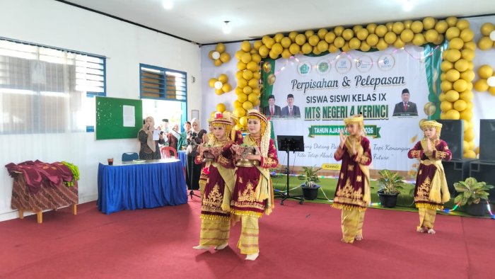Anggun dan Khidmat, Tari Sekapur Sirih Kerinci Buka Acara Perpisahan Kelas IX MTsN 4 Kerinci Hari Ini