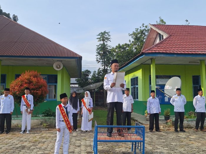 Sampaikan Pesan Kedisiplinan, Bapak Jamaluddin, S.Pd.I Pimpin Upacara Senin Pagi di MTsN 4 Kerinci