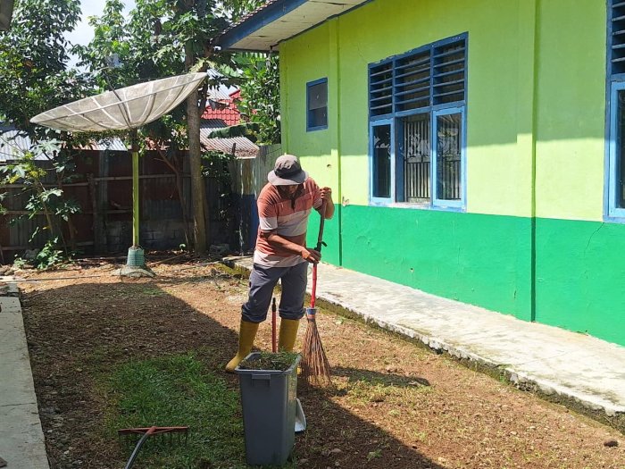 Wujudkan Kenyamanan Belajar, Petugas Pramubakti MTsN 4 Kerinci Tetap Bertugas di Hari Libur