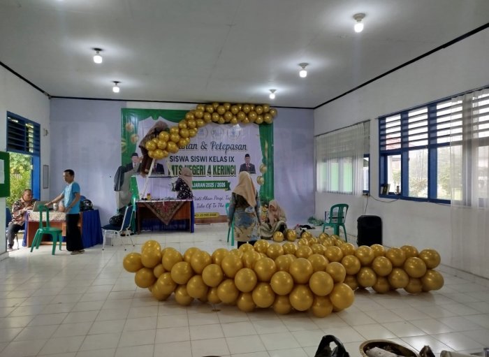 Kejar Target, Panitia Perpisahan MTsN 4 Kerinci Lembur Hingga Sore Ini Matangkan Panggung dan Ruang Aula