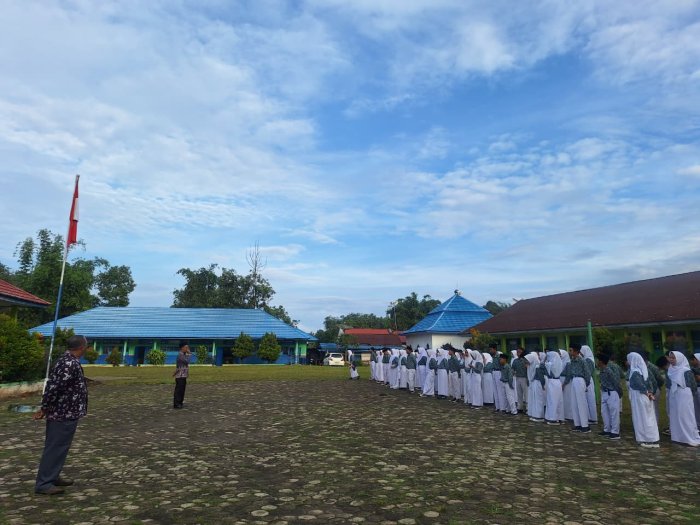 Wakamad Bidang Kesiswaan Bapak Jamaluddin, S.PdI Pimpin Apel Disiplin Pagi Rabu