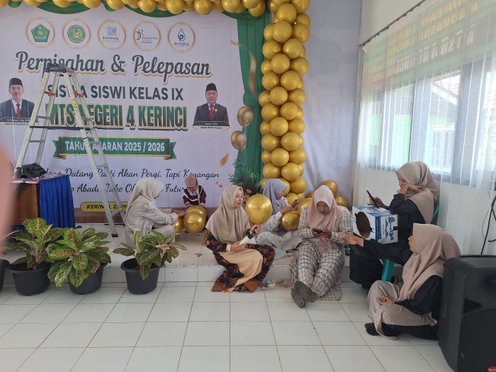 H-1 Menuju Acara Puncak, Panitia MTsN 4 Kerinci Lembur Matangkan Dekorasi hingga Administrasi Perpisahan Kelas IX H-1 Menuju Acara Puncak, Panitia MTsN 4 Kerinci Lembur Matangkan Dekorasi hingga Administrasi Perpisahan Kelas IX