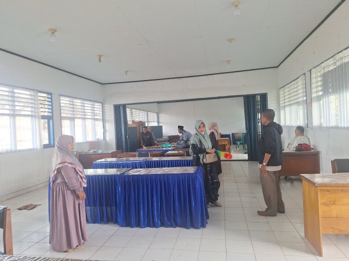 Sinergi Pasca Pensi: PTK MTsN 4 Kerinci Rapikan Aula Madrasah Sinergi Pasca Pensi: PTK MTsN 4 Kerinci Rapikan Aula Madrasah