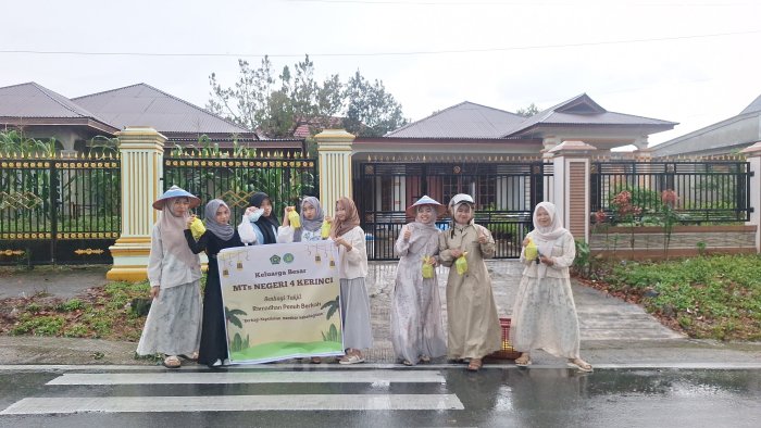 Semangat Tak Padam Diguyur Hujan, OSIM MTsN 4 Kerinci Bagikan 300 Paket Takjil Gratis