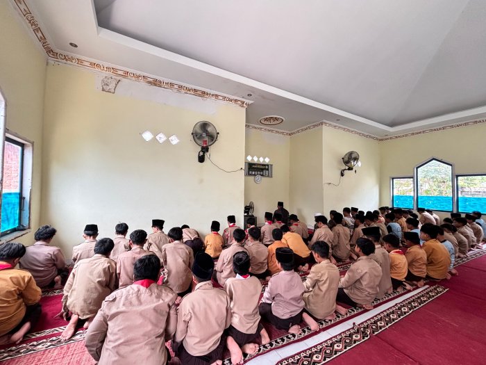 Memperkuat Karakter Religius, Siswa MTsN 4 Kerinci Rutin Gelar Salat Zuhur Berjamaah