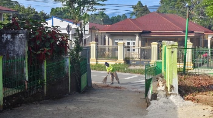 Sambut KBM di Bulan Ramadan, Staf Pramubakti MTsN 4 Kerinci Gencarkan Aksi Bersih Lingkungan Sambut KBM di Bulan Ramadan, Staf Pramubakti MTsN 4 Kerinci Gencarkan Aksi Bersih Lingkungan